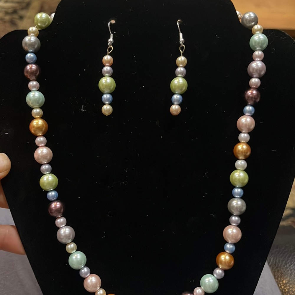Beautiful custom 20” beaded necklace and 2” dangle earrings. New!